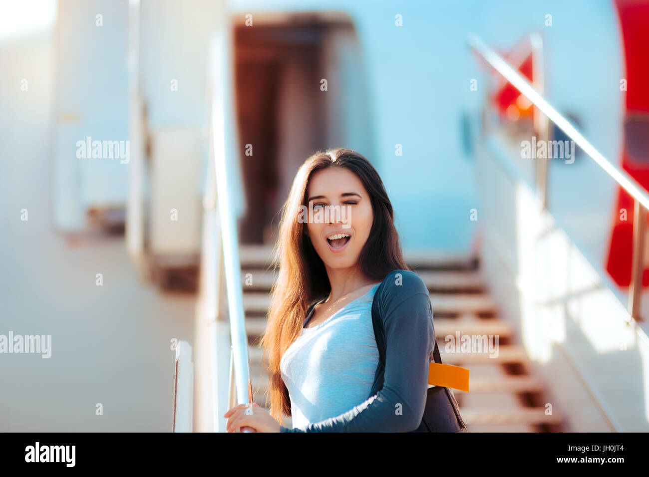 Femme voyage excité boarding airplane Banque D'Images