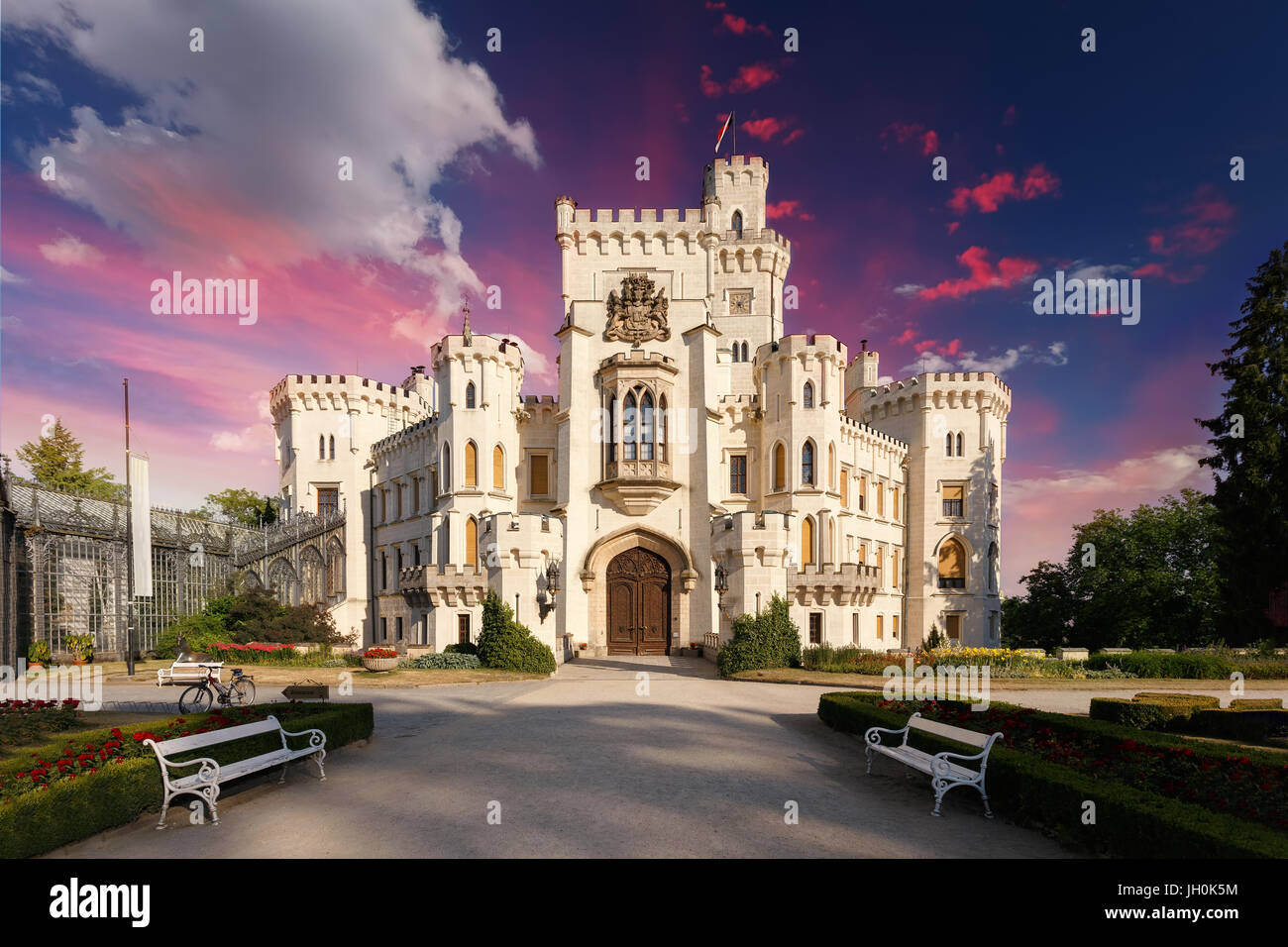 Magnifique château renaissance blanc Château Hluboka nad Vltavou, en République tchèque avec abstract les nuages. Banque D'Images