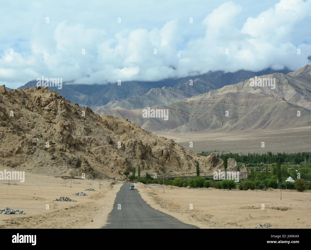 Route de montagne à journée ensoleillée à Leh, Ladakh, Inde. Le Ladakh est une des régions les moins peuplées au Jammu-et-Cachemire. Banque D'Images