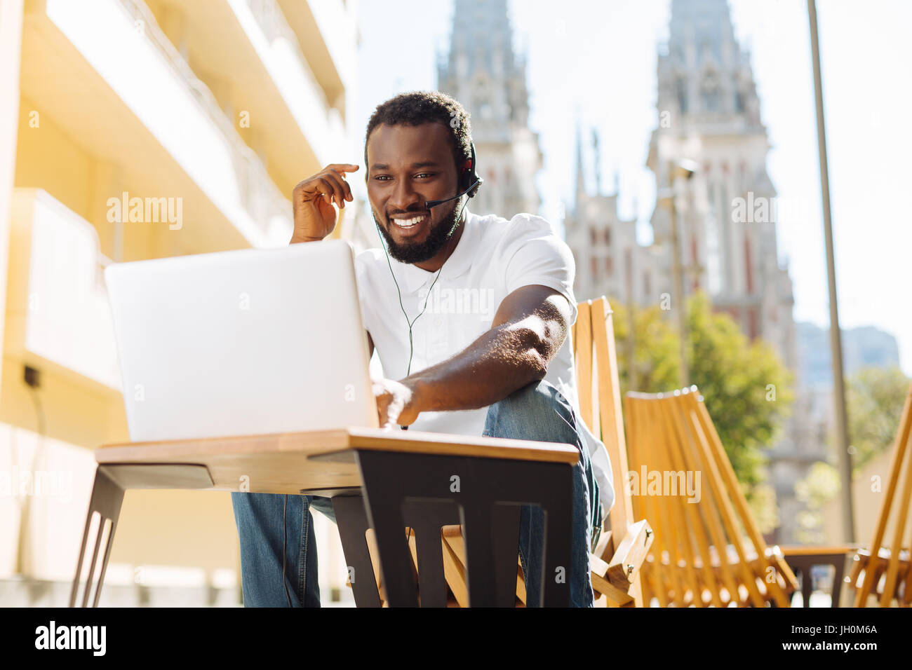 Guy positif expressif faisant un appel vidéo Banque D'Images