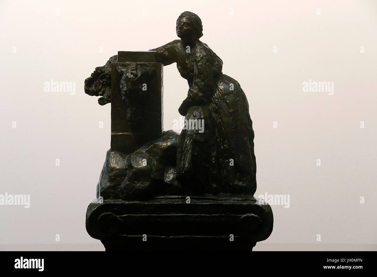 Statue En Bronze Dune Femme Debout Dans Une Fontaine 150 X 35 X 35 Cm main image 0