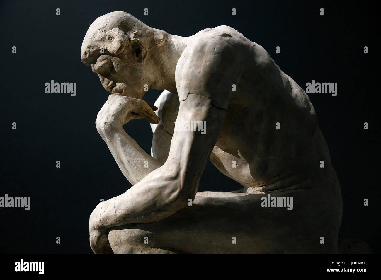 Musée Rodin. Le Penseur assis sur un capital (détail). Le plâtre. 1881-1882. La France. Banque D'Images