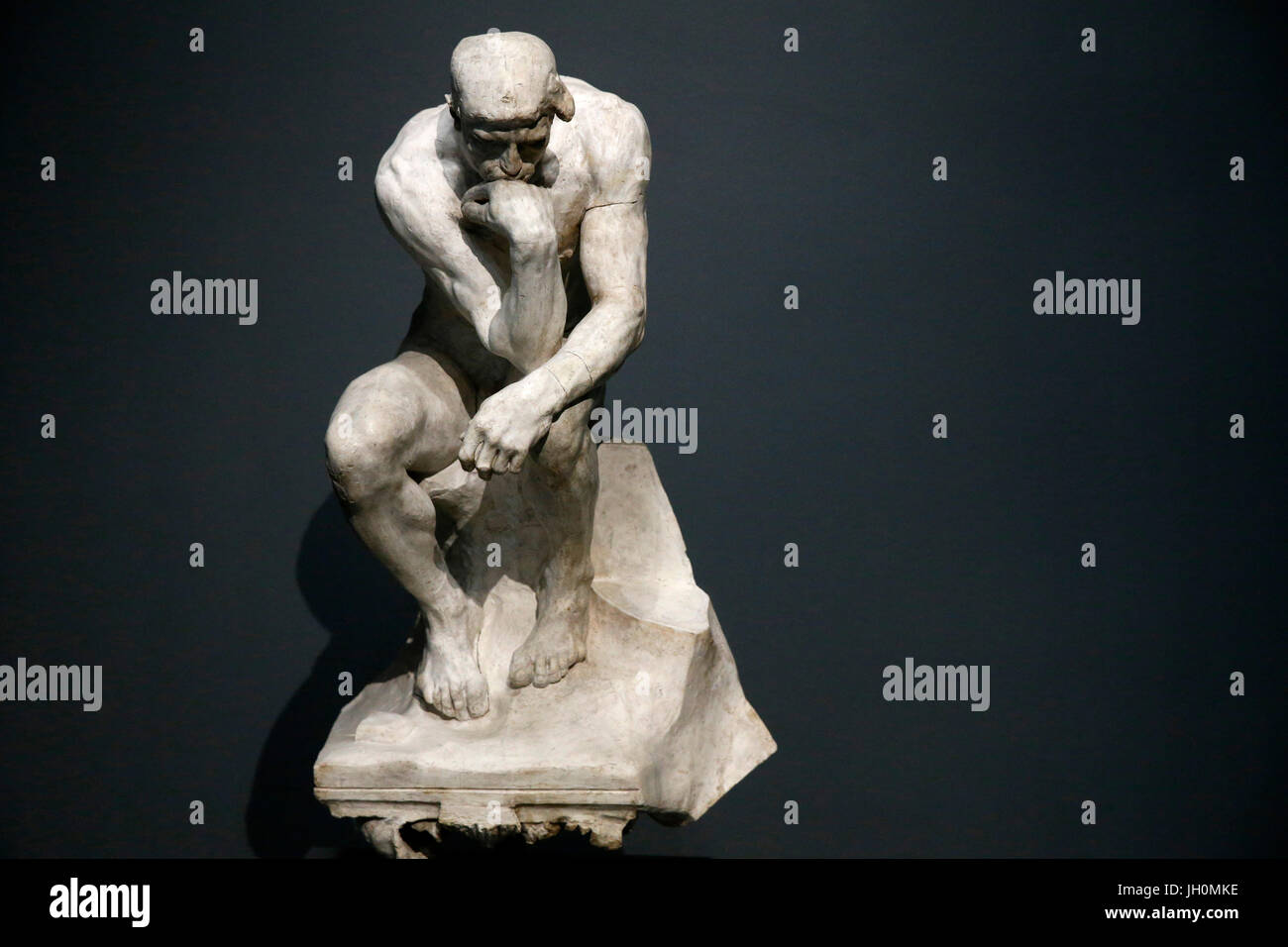 Musée Rodin. Le Penseur assis sur un capital. Le plâtre. 1881-1882. La France. Banque D'Images