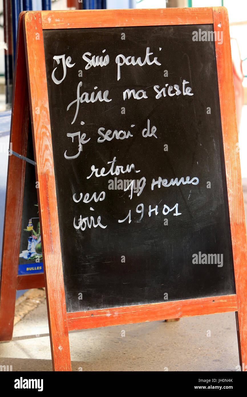 Je suis allé à ma sieste. Je serai de retour vers 19h00, 7:01 p.m. la France. Banque D'Images