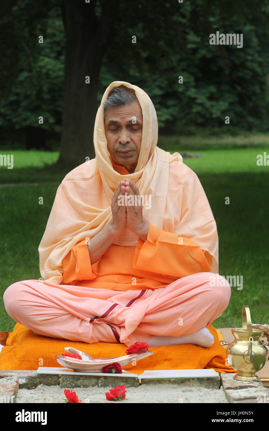 Swami Veetamohanda effectuant une puja dans le jardin de la centre védantique Ramakrishna. Gretz. La France. Banque D'Images