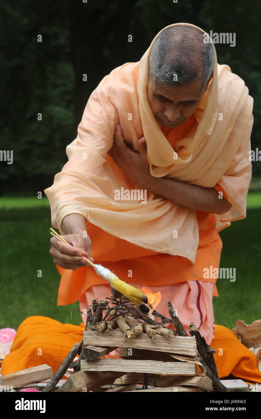 Swami Veetamohanda effectuant l'homa rituel du feu dans le jardin de la centre védantique Ramakrishna. Gretz. La France. Banque D'Images