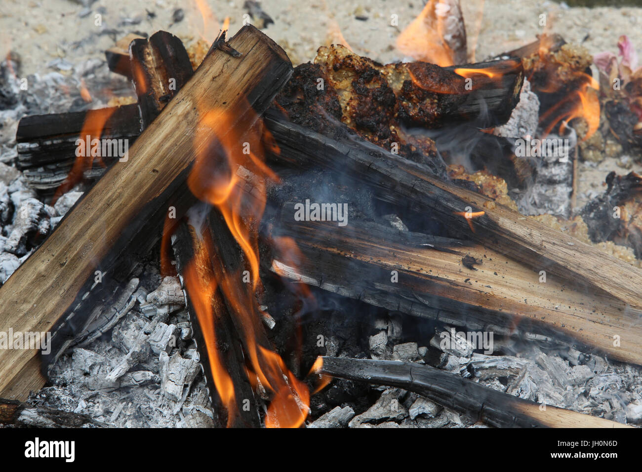 Homa rituel du feu au centre védantique Ramakrishna. Gretz. La France. Banque D'Images