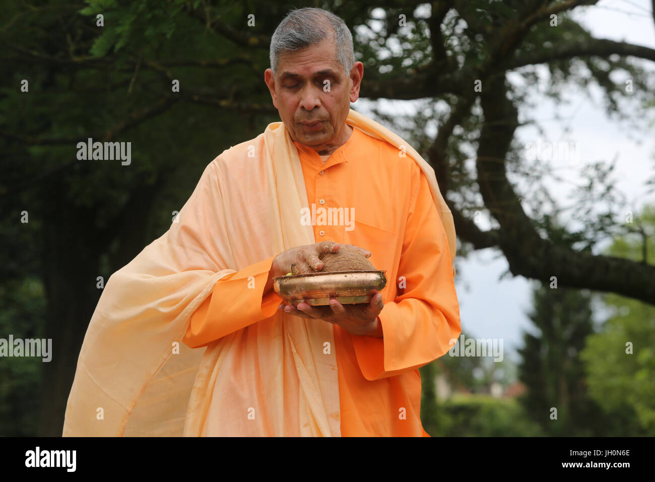 Swami Veetamohanda effectuant un rituel dans le jardin de la centre védantique Ramakrishna. Gretz. La France. Banque D'Images