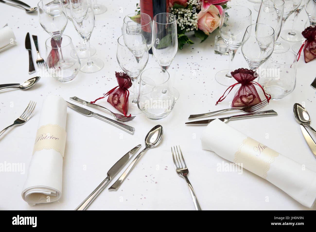 Réglage de la table de mariage. Moulins. La France. Banque D'Images