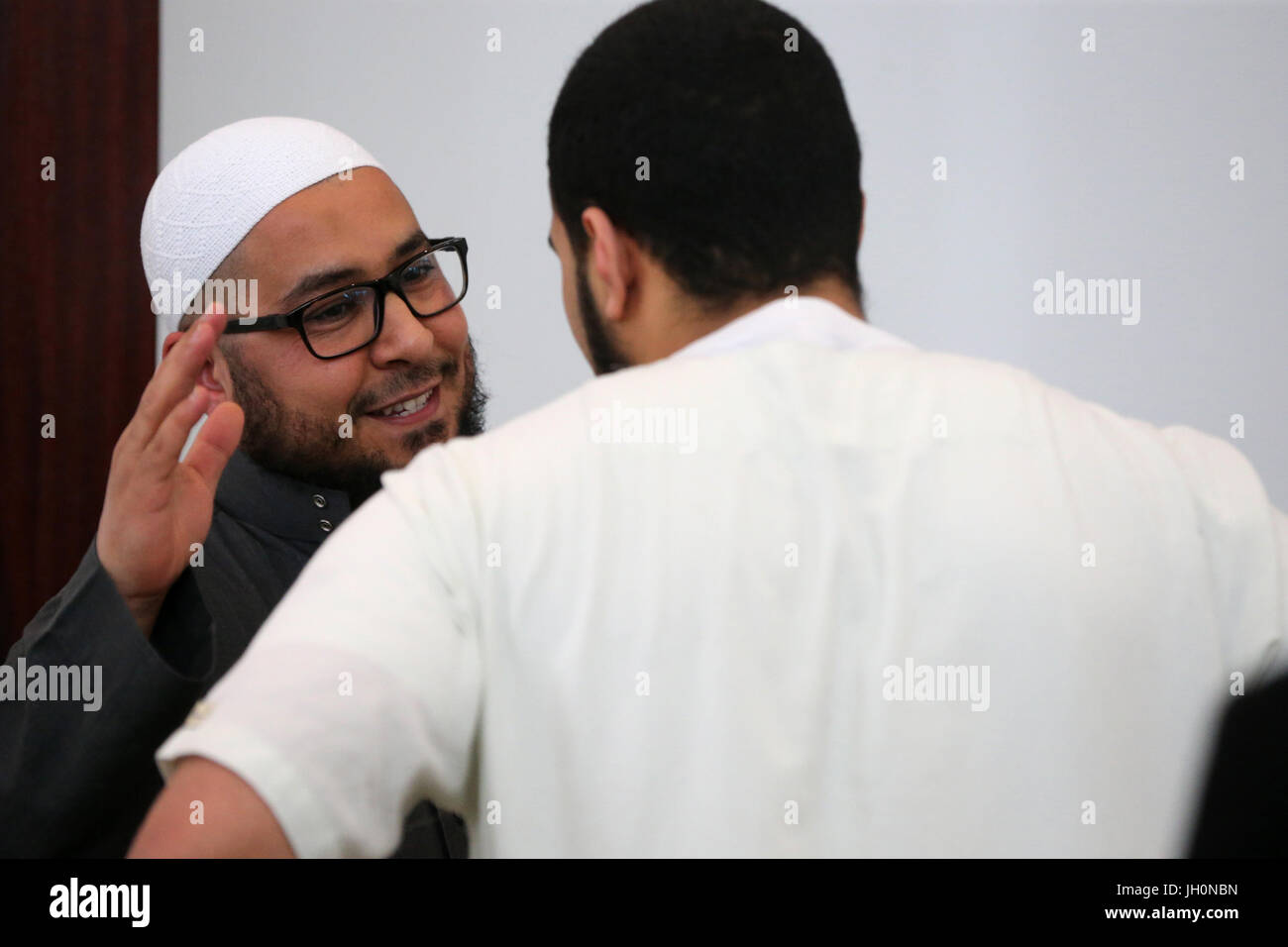 Iman de parler à un musulman dans une mosquée. La France. Banque D'Images