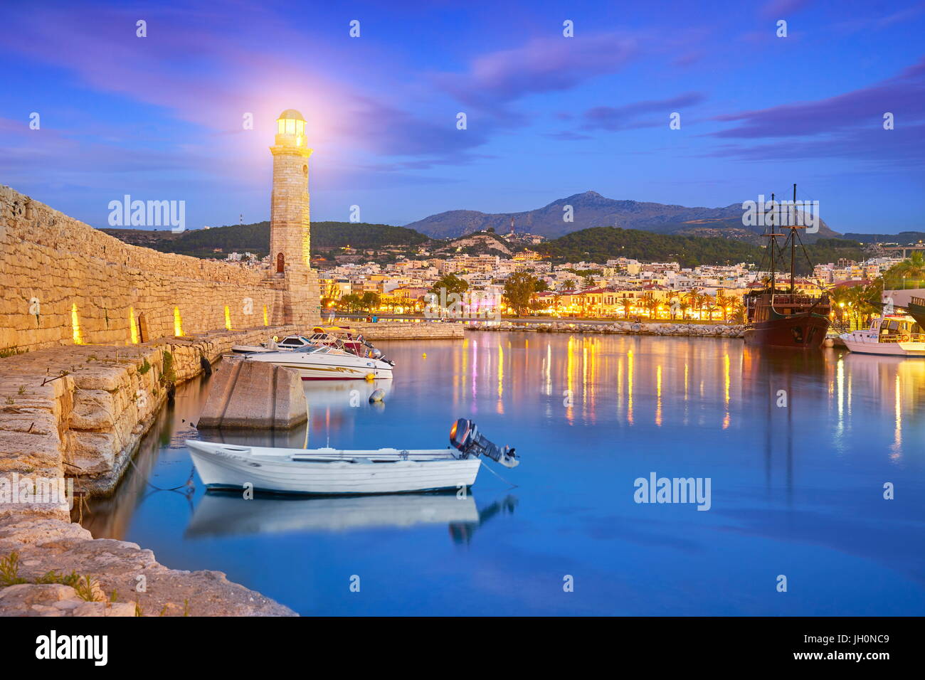 L'île de Crète - phare du vieux port vénitien, Rethymno, Grèce Banque D'Images