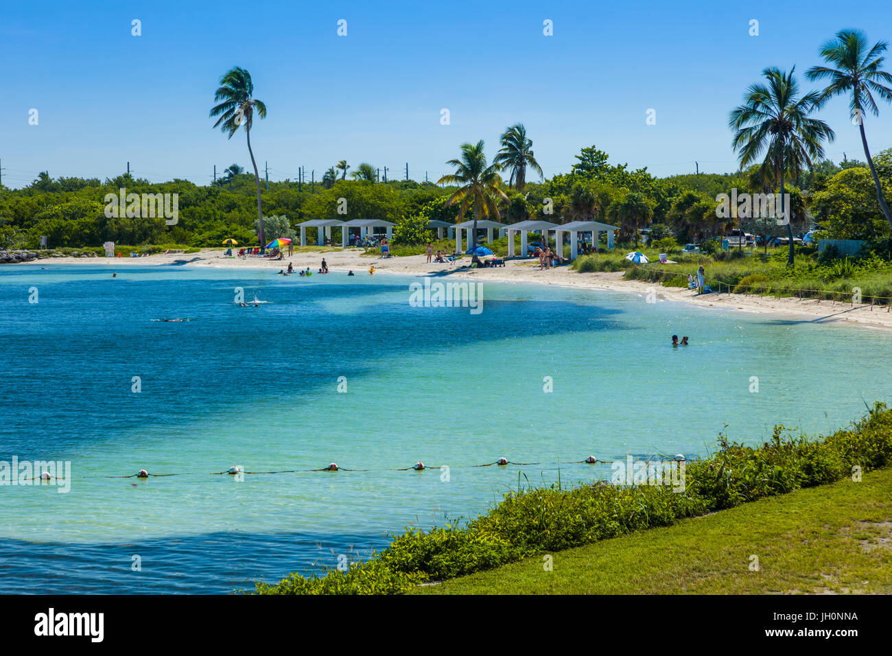 À l'assainissement de l'eau claire à la plage des Calusa Bahia Honda State Park sur Big Pine Key dans les Florida Keys Banque D'Images