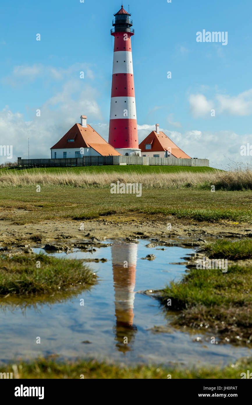 La réflexion d'un phare une flaque d'eau dans la région de la mer du Nord allemande, l'Allemagne, Frise du Nord Banque D'Images