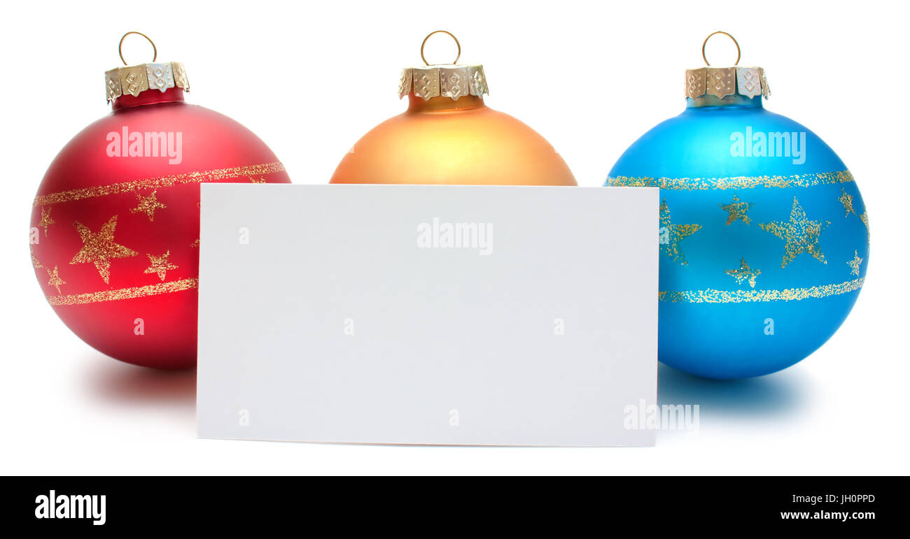 Trois boules de Noël (rouge, bleu, or) et carte vide isolé sur blanc (copie espace) Banque D'Images
