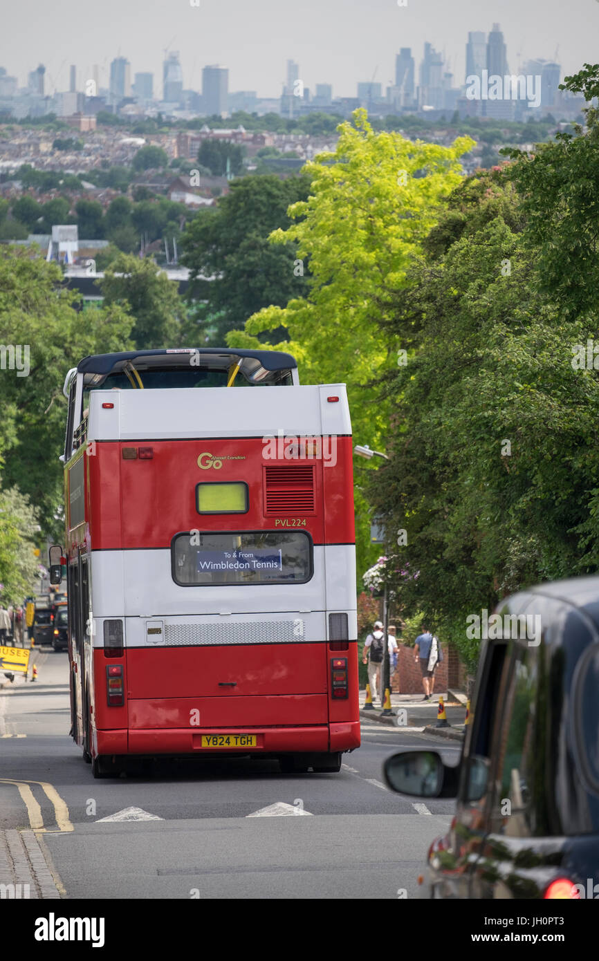 4 juillet 2017. Profils Têtes de rues autour de la pendant le tennis de Wimbledon dans la banlieue sud-ouest de Londres. Credit : Malcolm Park / Alamy. Banque D'Images