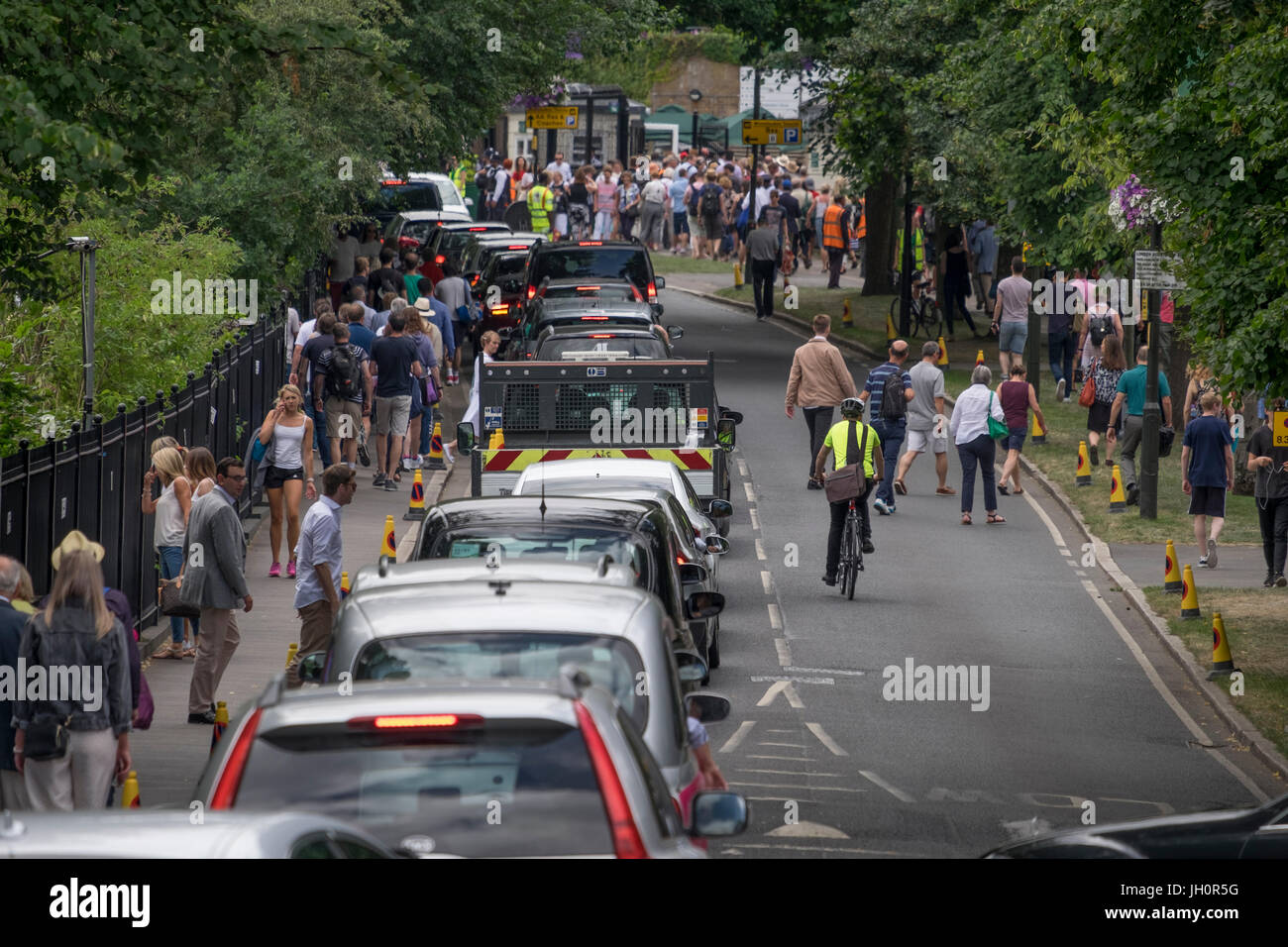 4 juillet 2017. Profils Têtes de rues autour de la pendant le tennis de Wimbledon dans la banlieue sud-ouest de Londres. Credit : Malcolm Park / Alamy. Banque D'Images