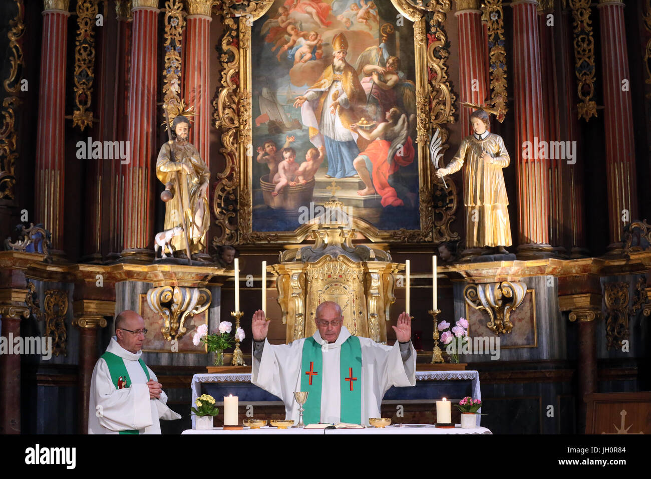 L Eglise Saint Nicolas De Veroce Messe Catholique La France Photo Stock Alamy