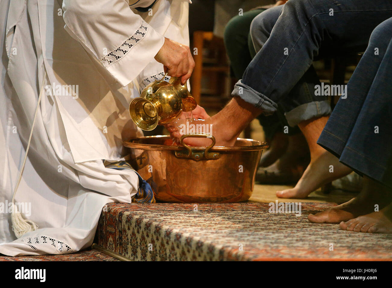 Jeudi Saint célébration dans une église catholique de Paris. Laver les pieds des prêtres fidèles. Banque D'Images