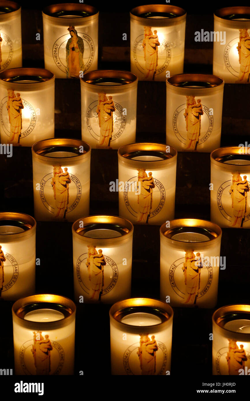 Bougies dans la cathédrale Notre Dame, Paris. Banque D'Images