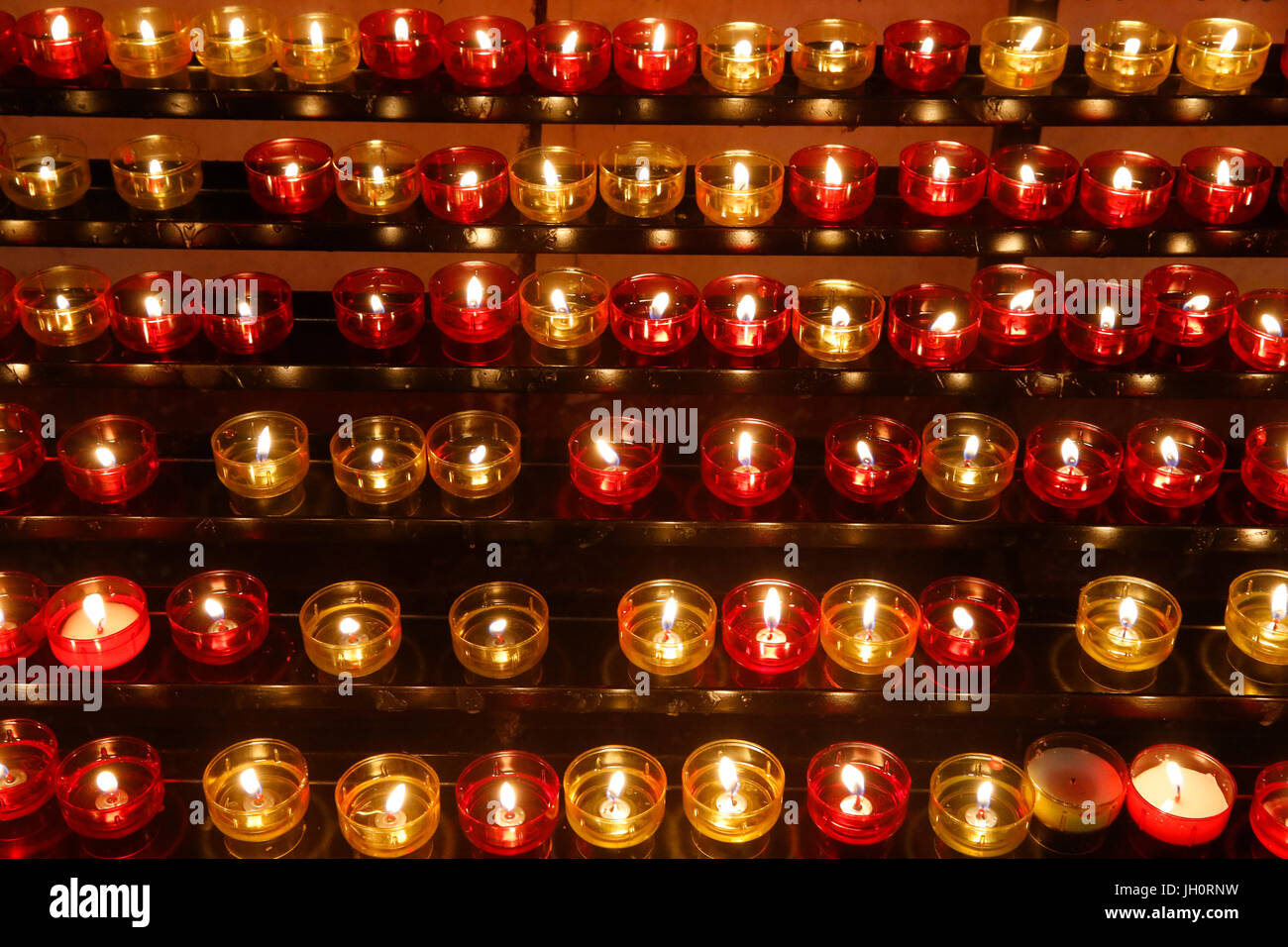Basilique Notre-Dame de la Garde, Marseille. Crypte. Des bougies. La France. Banque D'Images