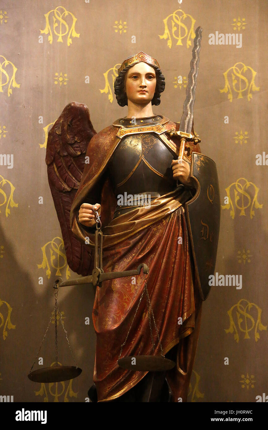 L'église Trinity, Marseille. L'archange saint Michel. La France. Banque D'Images