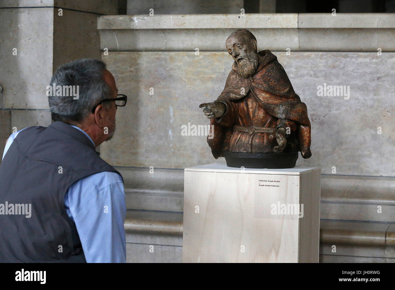 L'homme regardant une statue de Saint François d'assise. La France. Banque D'Images L'homme regardant une statue de Saint François d'assise. La France. Banque D'Images
