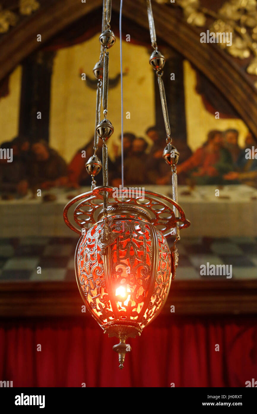 Tabernacle and lamp Banque de photographies et d'images à haute résolution  - Alamy