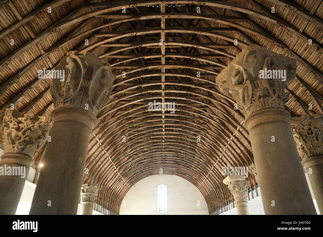 Le meunier de l'abbaye et les chapiteaux romans de la chorale. L'Abbaye de Cluny. Cluny a été fondée en 910. La France. Banque D'Images