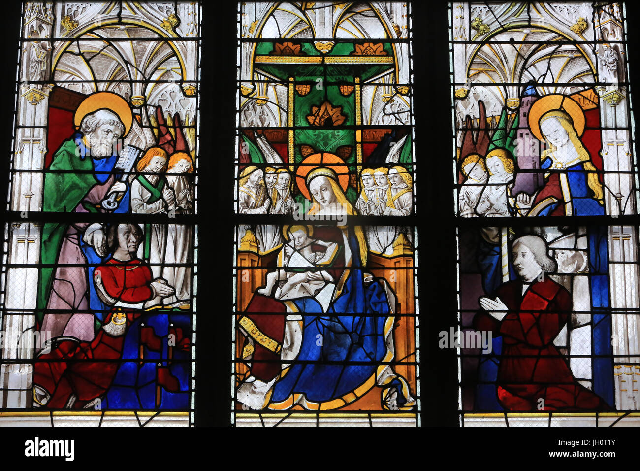 La Vierge et l'enfant ont intronisé entre donateurs. 1480/1490. Vitrail. Moulins Basilique cathédrale. Banque D'Images