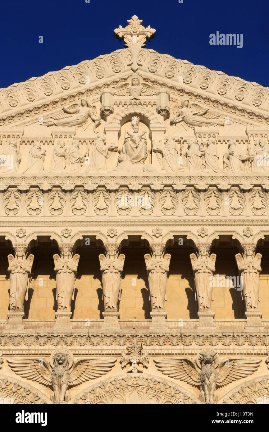 Hommage des dignitaires à la Vierge à l'enfant et les huit anges à caryatide. Basilique Notre-Dame de Fourvire. Lyon. Banque D'Images