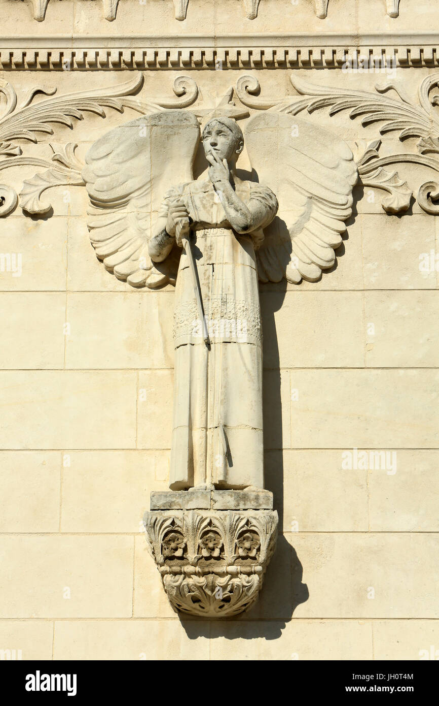 Ange du silence. Jean LarrivŽ (1920). Détail de la tour nord-ouest. Basilique Notre-Dame de Fourvire. Lyon. Banque D'Images