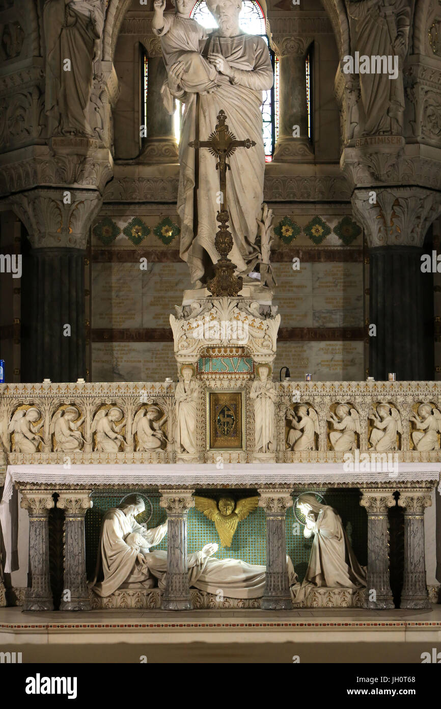 Saint Joseph avec l'Enfant Jésus. La mort de saint Joseph. Autel. Chapelle de saint Joseph. Crypte. Basilique Notre-Dame de Fourvire. Lyon. La France. Banque D'Images