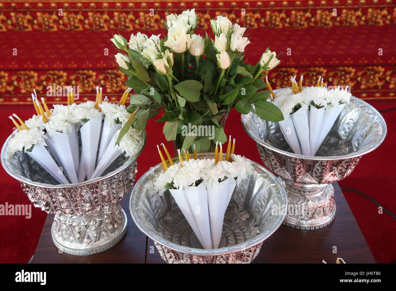 Wat Velouvanaram. Fleurs et bougies jaune. Offres de bouddhiste. La France. Banque D'Images