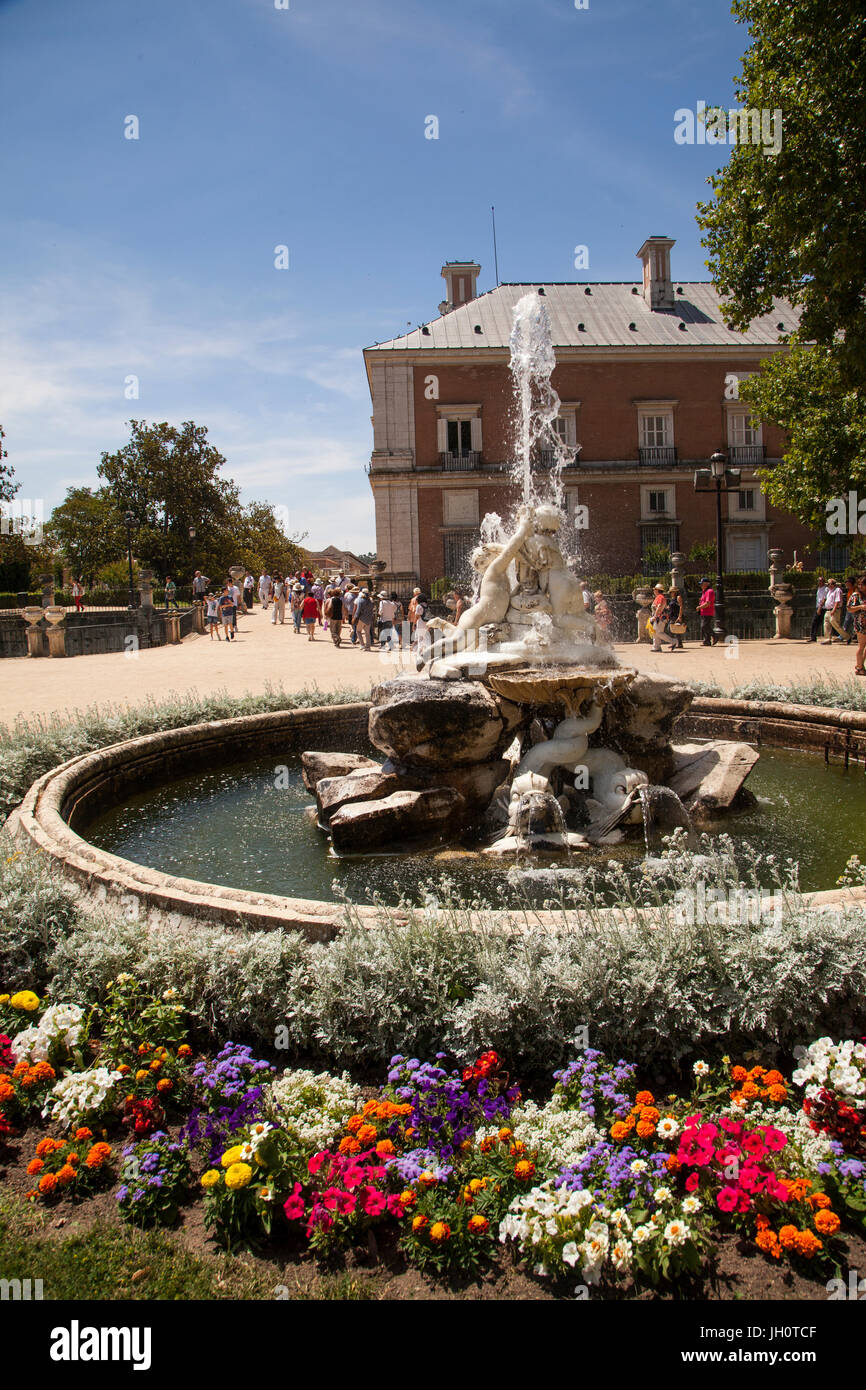 Fontaine et Jardins au Palais Royal d'Aranjuez qui est la résidence de printemps de la famille royale d'Espagne Banque D'Images