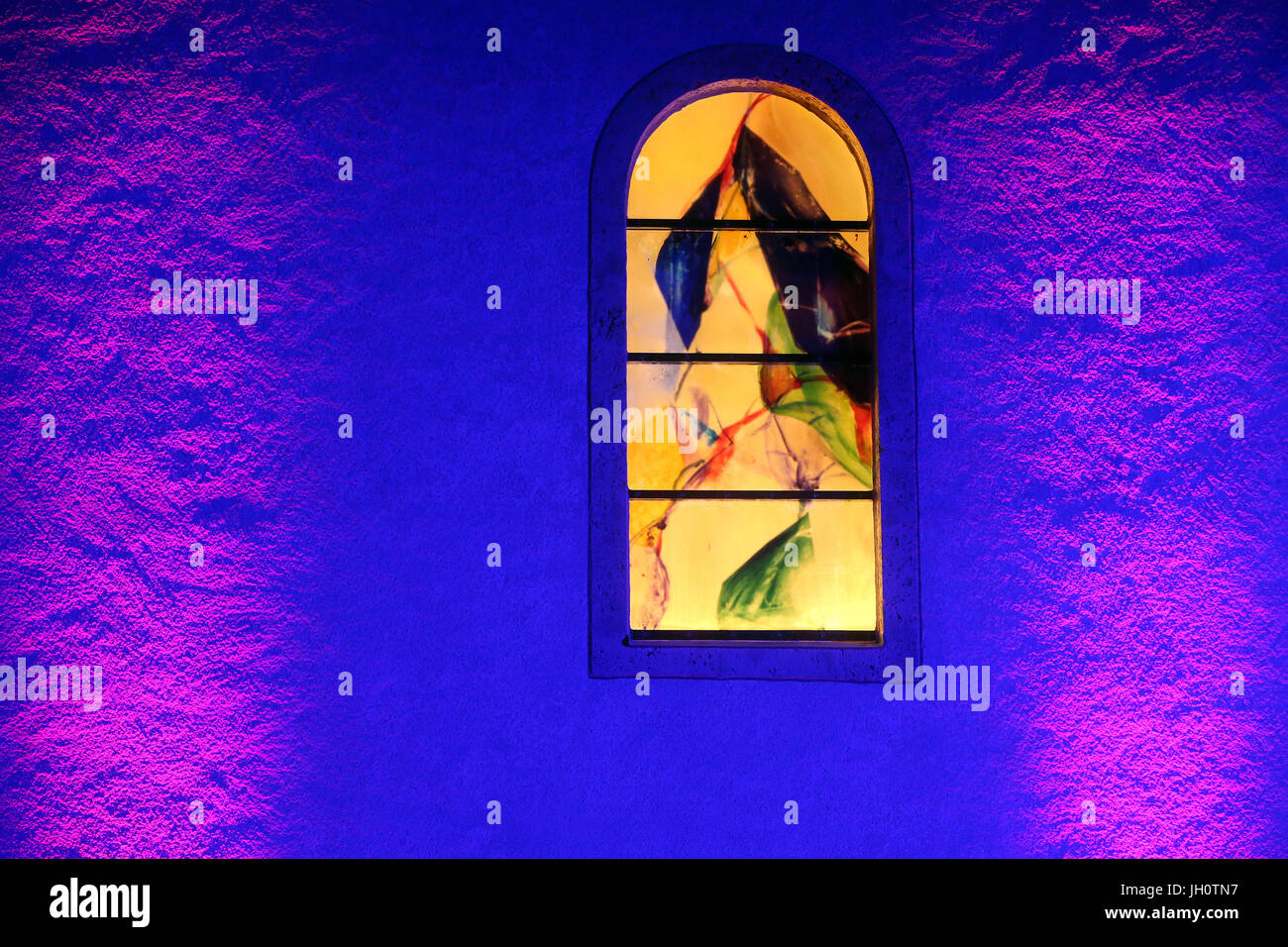 Restauration de l'église baroque de Saint Gervais. Vitrail par l'artiste : catholique père Kim En Joong. La France. Banque D'Images