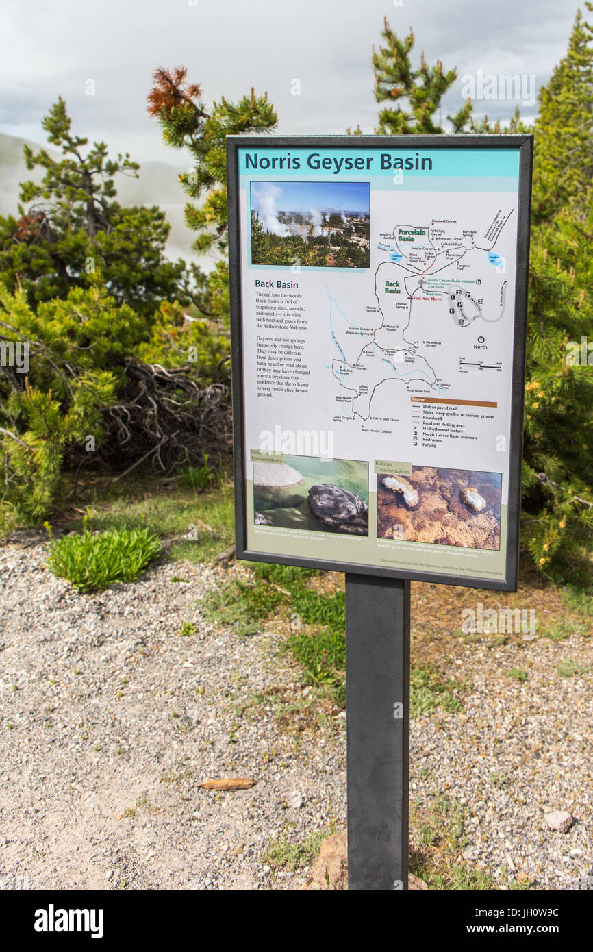 L'écran d'informations avec une carte des sentiers du bassin Retour à Norris Geyser Basin, Parc National de Yellowstone, Wyoming, USA Banque D'Images