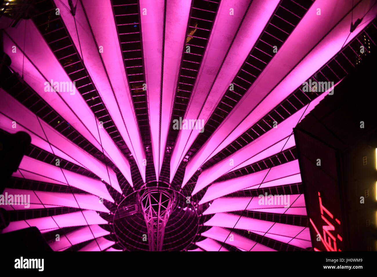 Sony Center allumé à la Potsdamer Platz, Berlin, Allemagne Banque D'Images