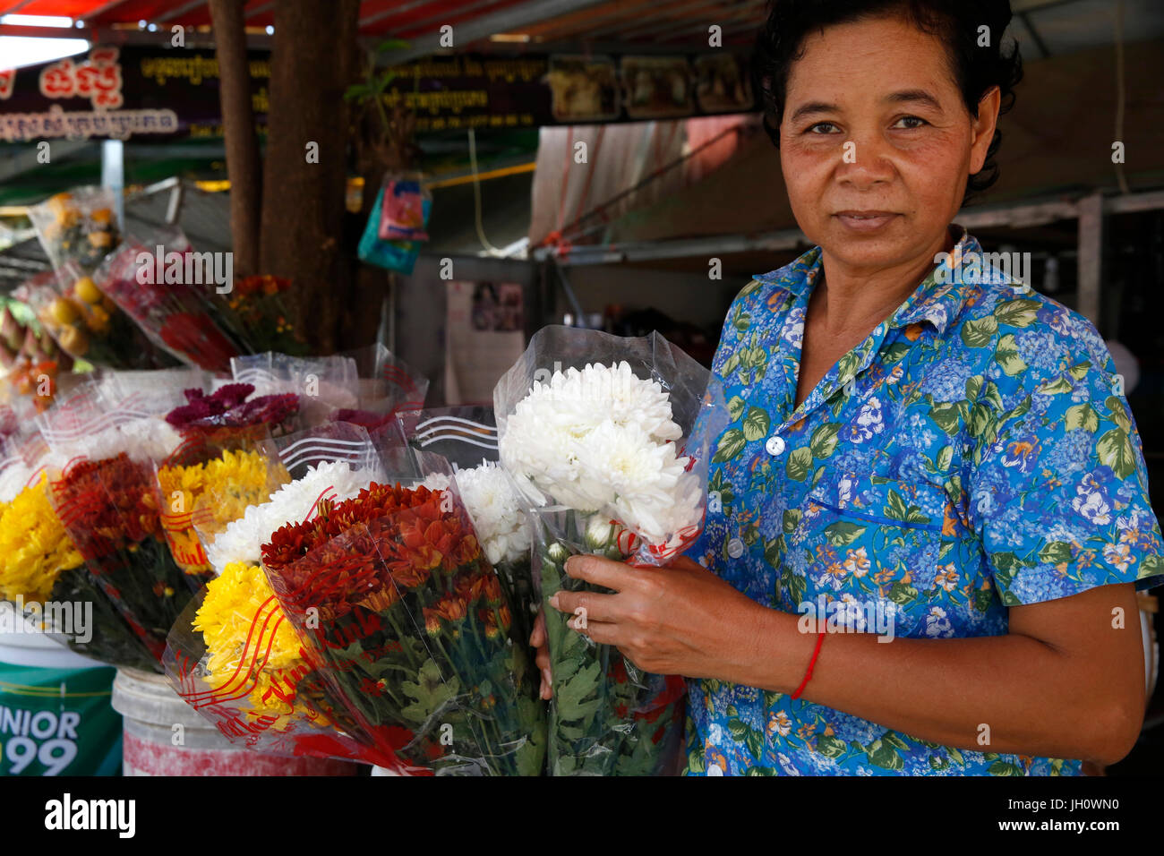Bénéficiaire de la microfinance Poeurk Phally gère une entreprise de fleurs. Le Cambodge. Banque D'Images