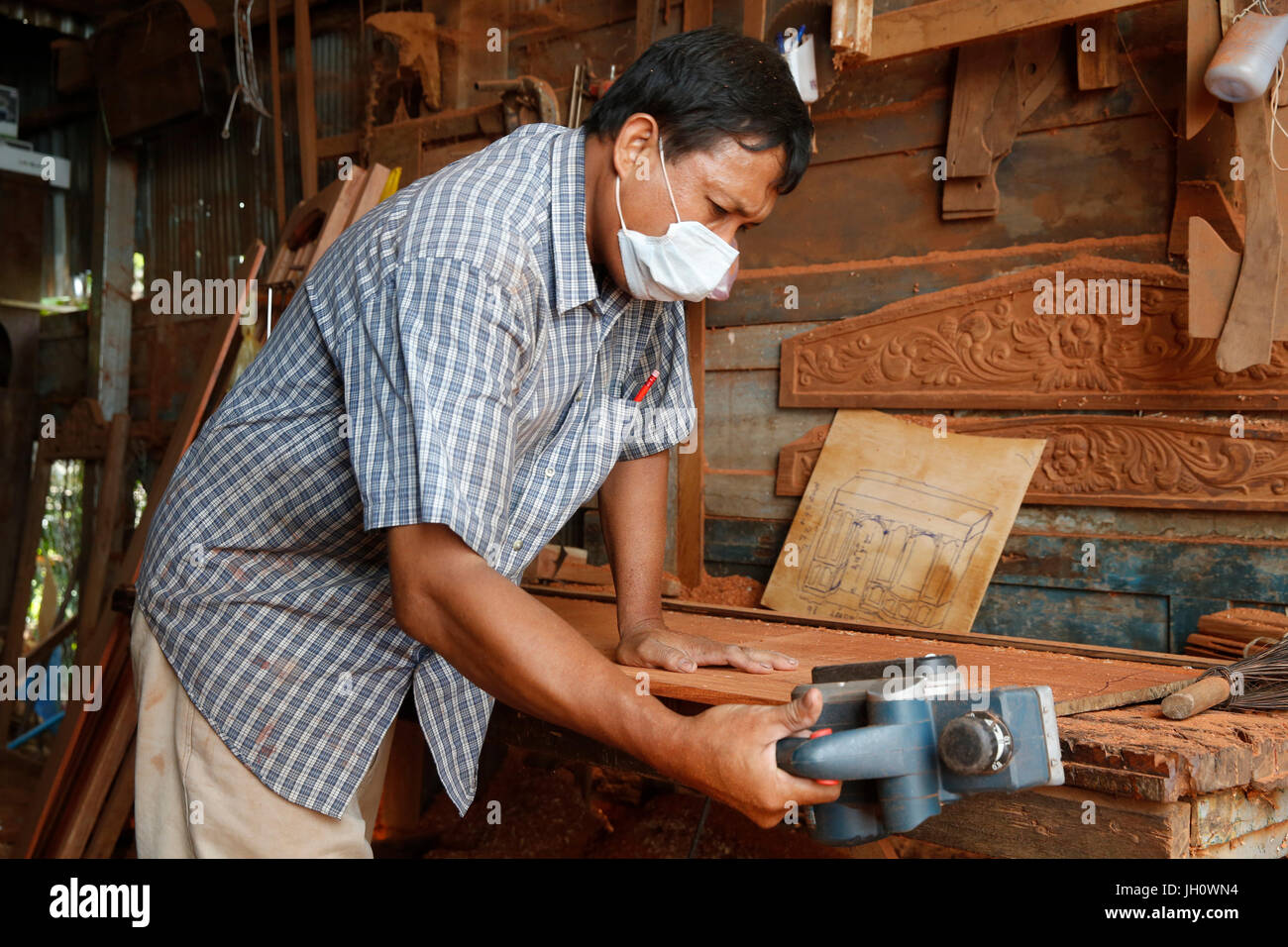 Battambang carpenter Soun Sovann a pris 12 prêts de microfinance Chamroeun. Le Cambodge. Banque D'Images