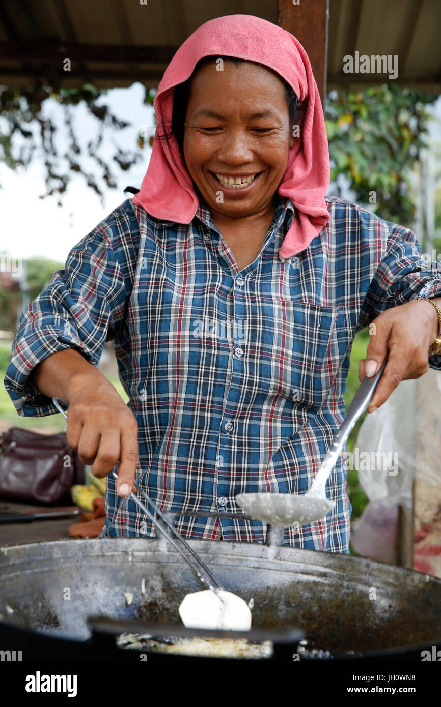 Musulmans cambodgiens Ry Chanty fabrique et vend des beignets de bananes, d'arachides et de fruits, et soulève également des poulets. Elle a emprunté 1,4 millions de riel de Chamroeun Banque D'Images