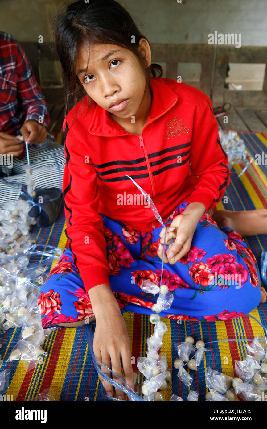 Fille cambodgienne boules poissons d'emballage. Le Cambodge. Banque D'Images