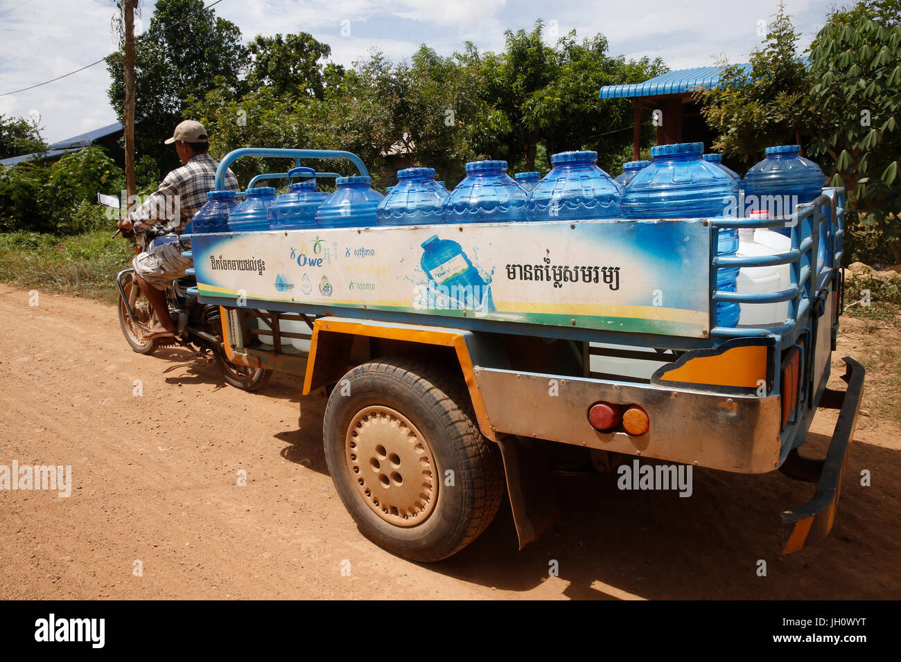 L'eau des fontaines 1001 camions de livraison de l'entreprise. Le Cambodge. Banque D'Images