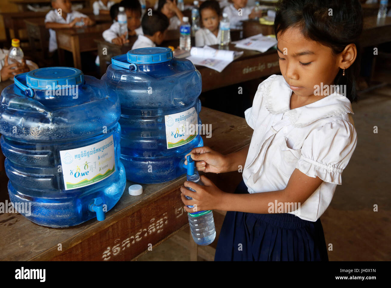 Les enfants dans une école où ils ont accès à l'eau potable à travers 1001 Fontaines. Le Cambodge. Banque D'Images