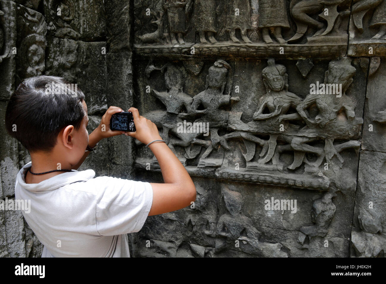 Garçon de 10 ans visitant Angkor. Le Cambodge. Banque D'Images