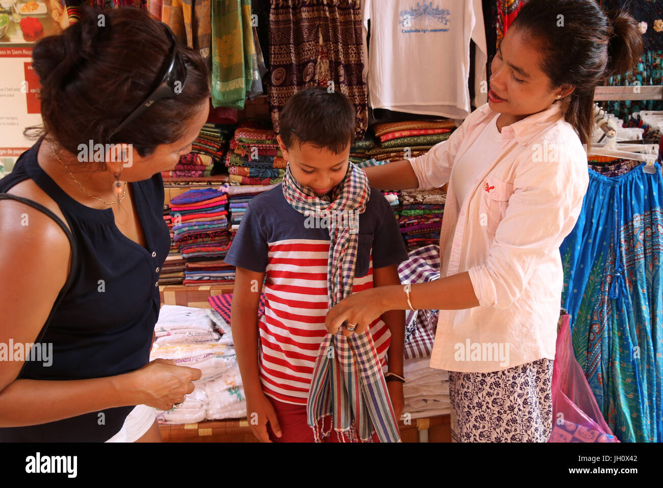 La mère et le fils l'achat d'écharpes à Siem Reap marché. Le Cambodge. Banque D'Images