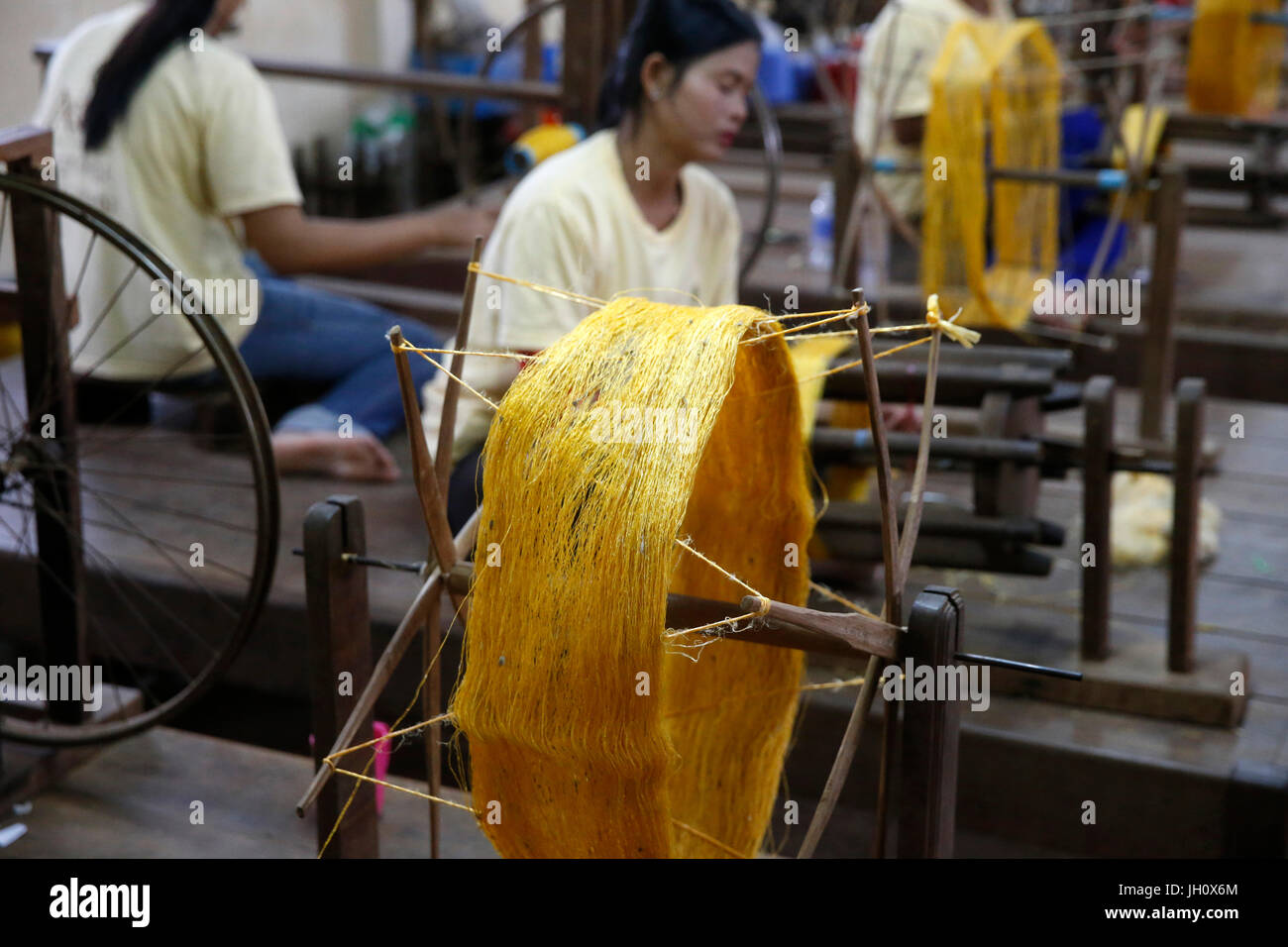 Les artisans d'Angkor atelier de la soie. Le Cambodge. Banque D'Images