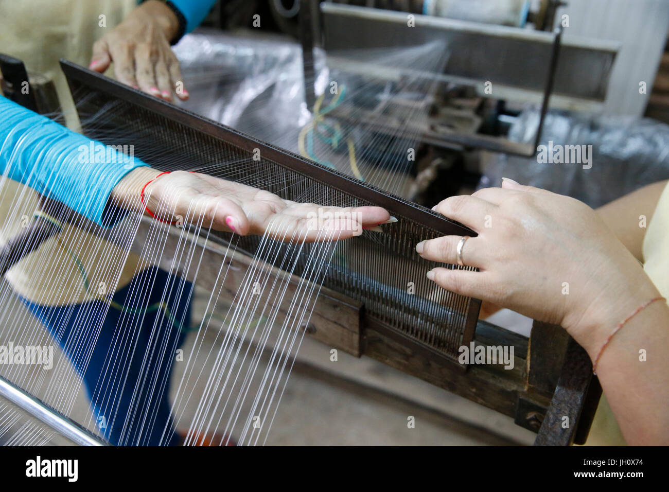Les artisans d'Angkor atelier de la soie. Le Cambodge. Banque D'Images