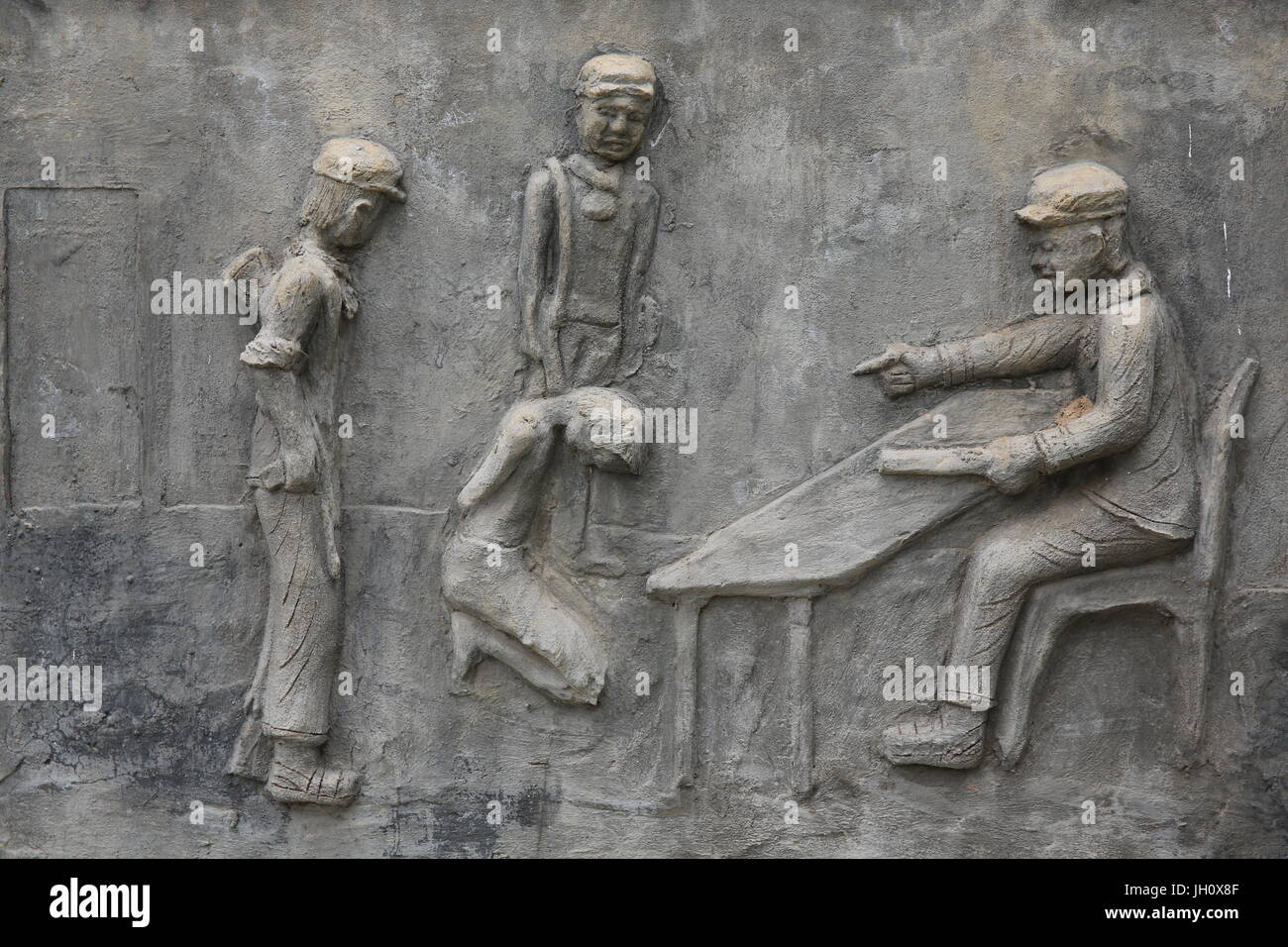 Memorial shrine ornés de bas-reliefs d'atrocités commises par les Khmers rouges au Wat Somrong Knong. Le Cambodge. Banque D'Images