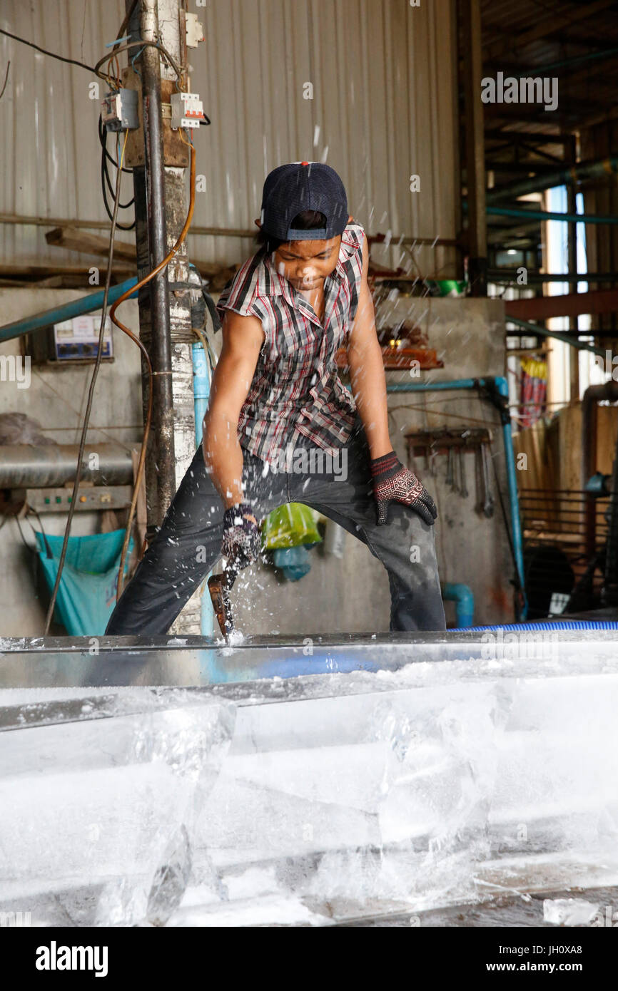 Fabrique de glace à Battambang. Le Cambodge. Banque D'Images