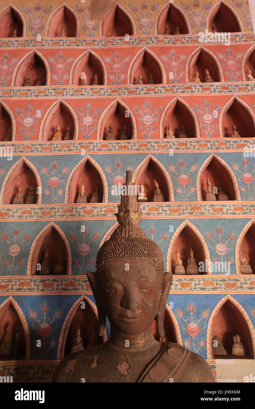 Bouddha et paires de petites statues de Bouddha dans le Cloître ou la galerie entourant la carte SIM. Partie d'une collection d'environ 2000 et l'argent céramique Banque D'Images